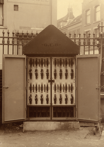 220839 Afbeelding van een schakelkast, met openstaande deuren, in de Korte Minrebroederstraat te Utrecht.